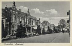 14690 Gezicht in de Hoogstraat met bebouwing te Veenendaal; met links de voorgevels van de huizen nrs. 5-hoger.